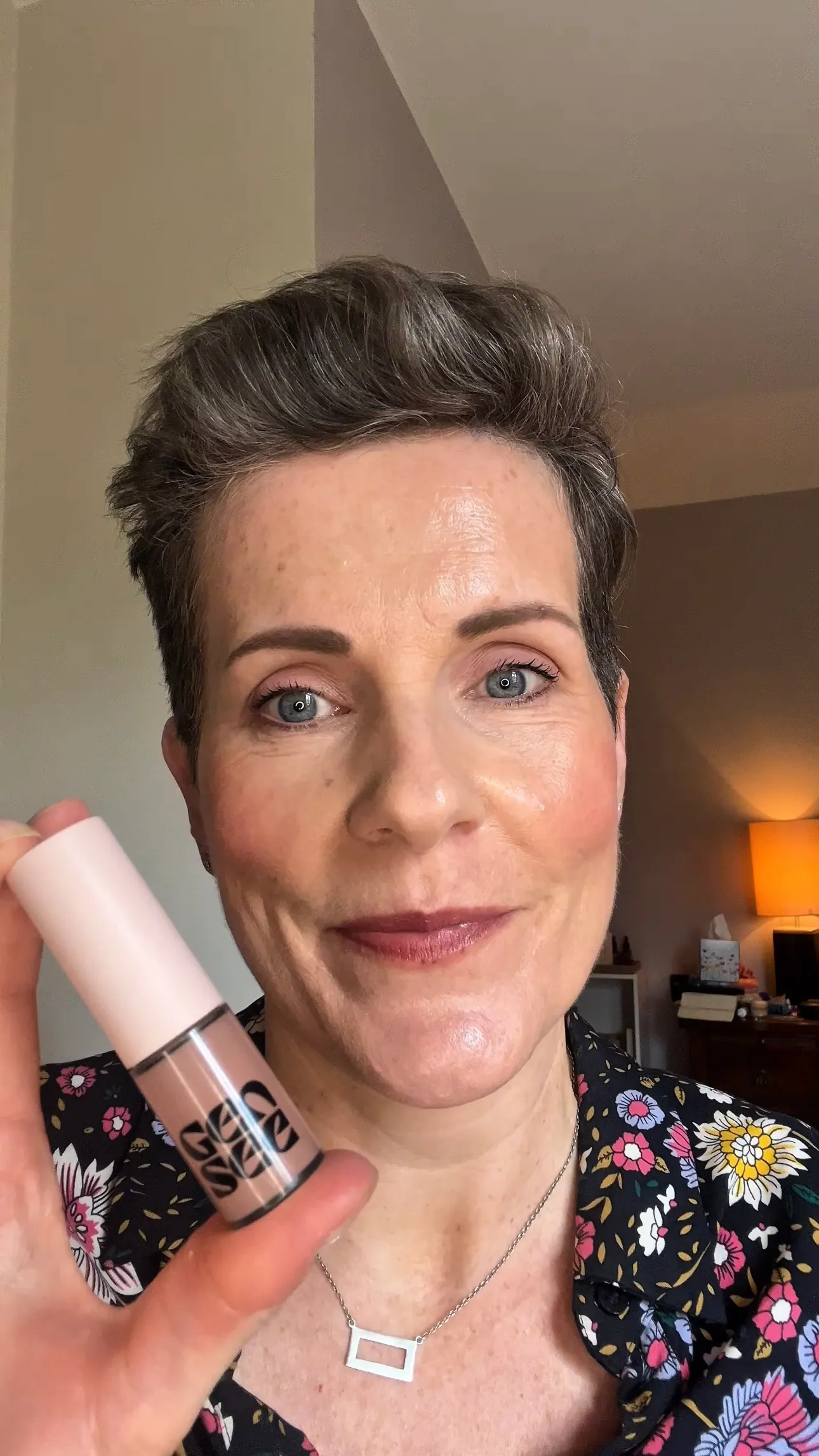 2. Smooth, Lasting Coverage — Even For Mature Lids. 