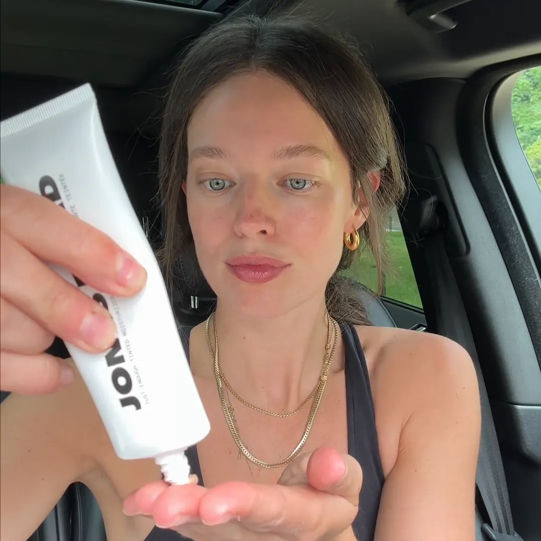 <span style='font-size: 44px; font-weight: 600;'>1.</span>

It Hides Redness, Dark Spots, and Acne In An Instant