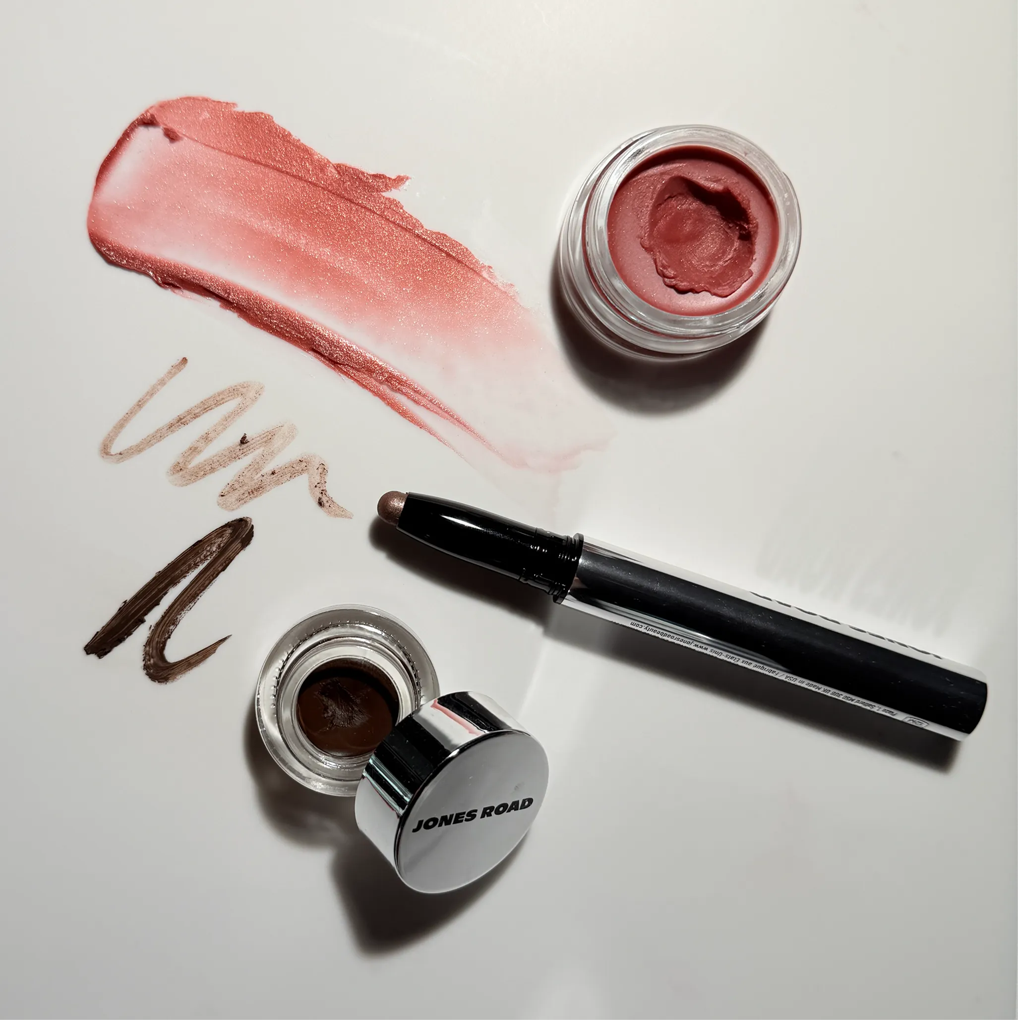 <span style='font-size: 40px; font-weight: 600'>3.</span>
First Look at New &
Exclusive Eyeshadow
Stick Shades