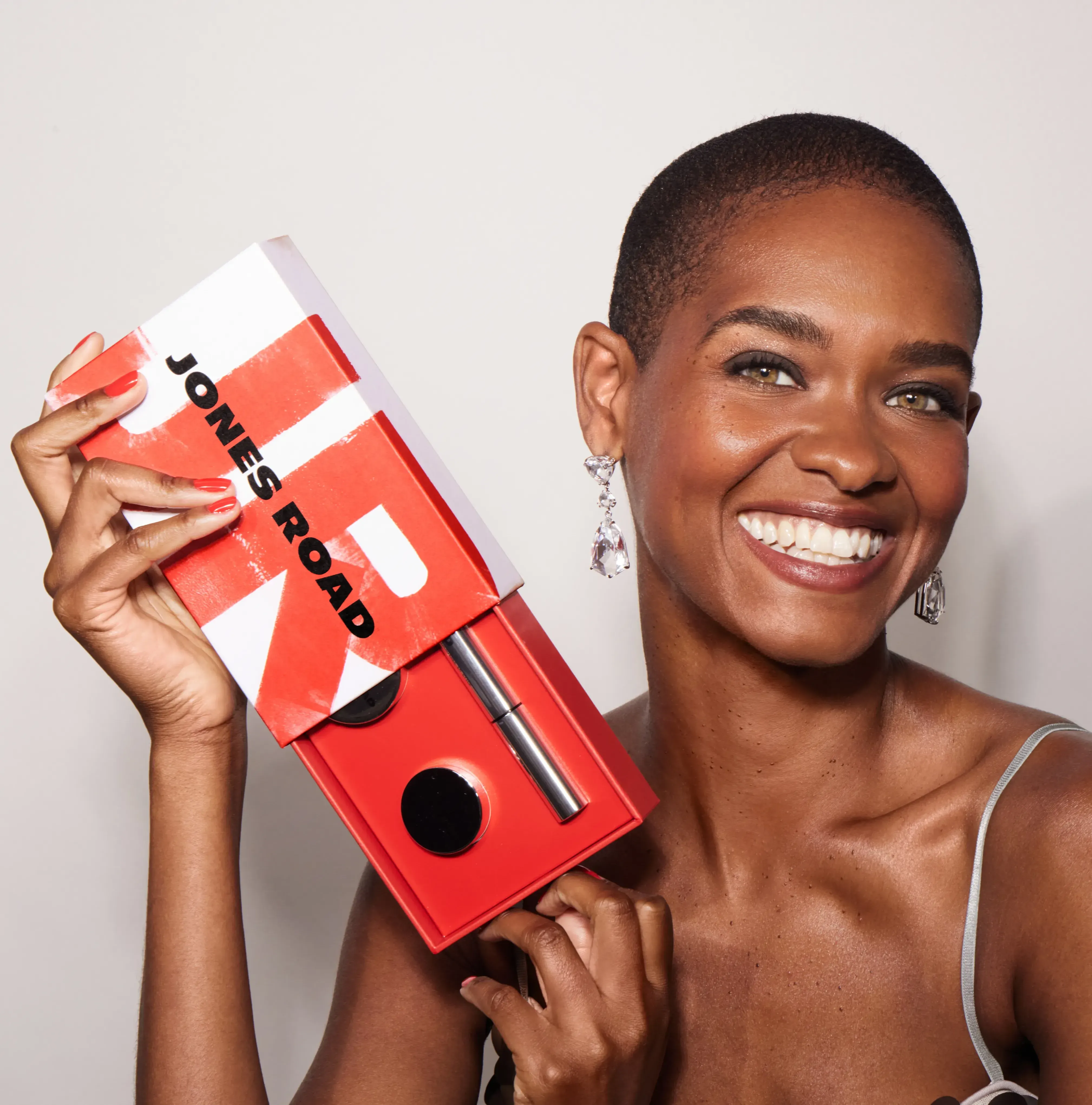 Instant Holiday Glam<br><span style='font-family: RingsideWideWeb, sans-serif; font-size: 16px; font-weight: 100; text-transform: uppercase'>The Party Kit</span> 