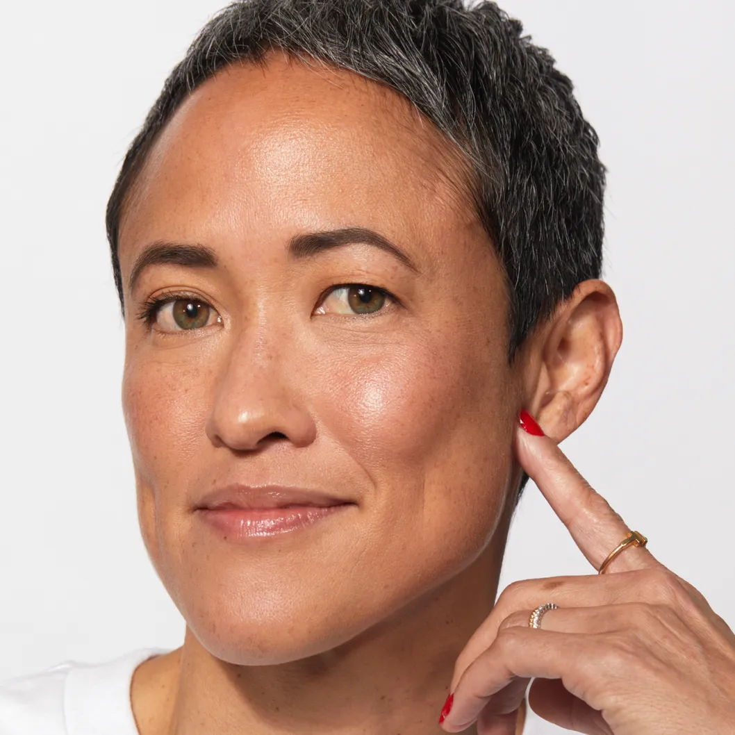 <span style='font-size: 44px; font-weight: 600;'>2.</span>
It Delivers a Dewy, Radiant Glow