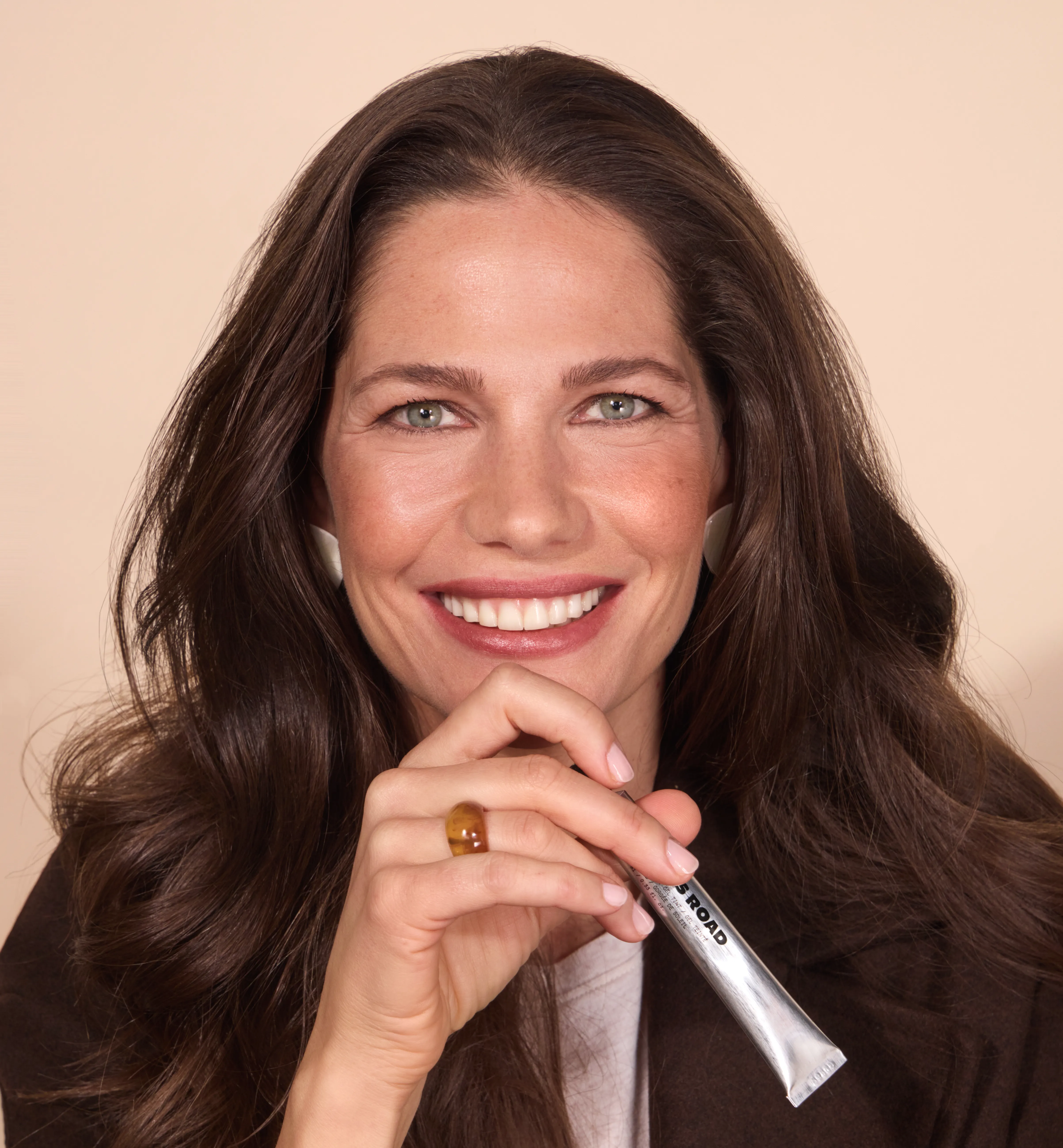 <span style='font-size: 44px; font-weight: 600;'>1.</span>
Focus on Eyes, 
Lips, and Cheeks 
for Maximum Impact