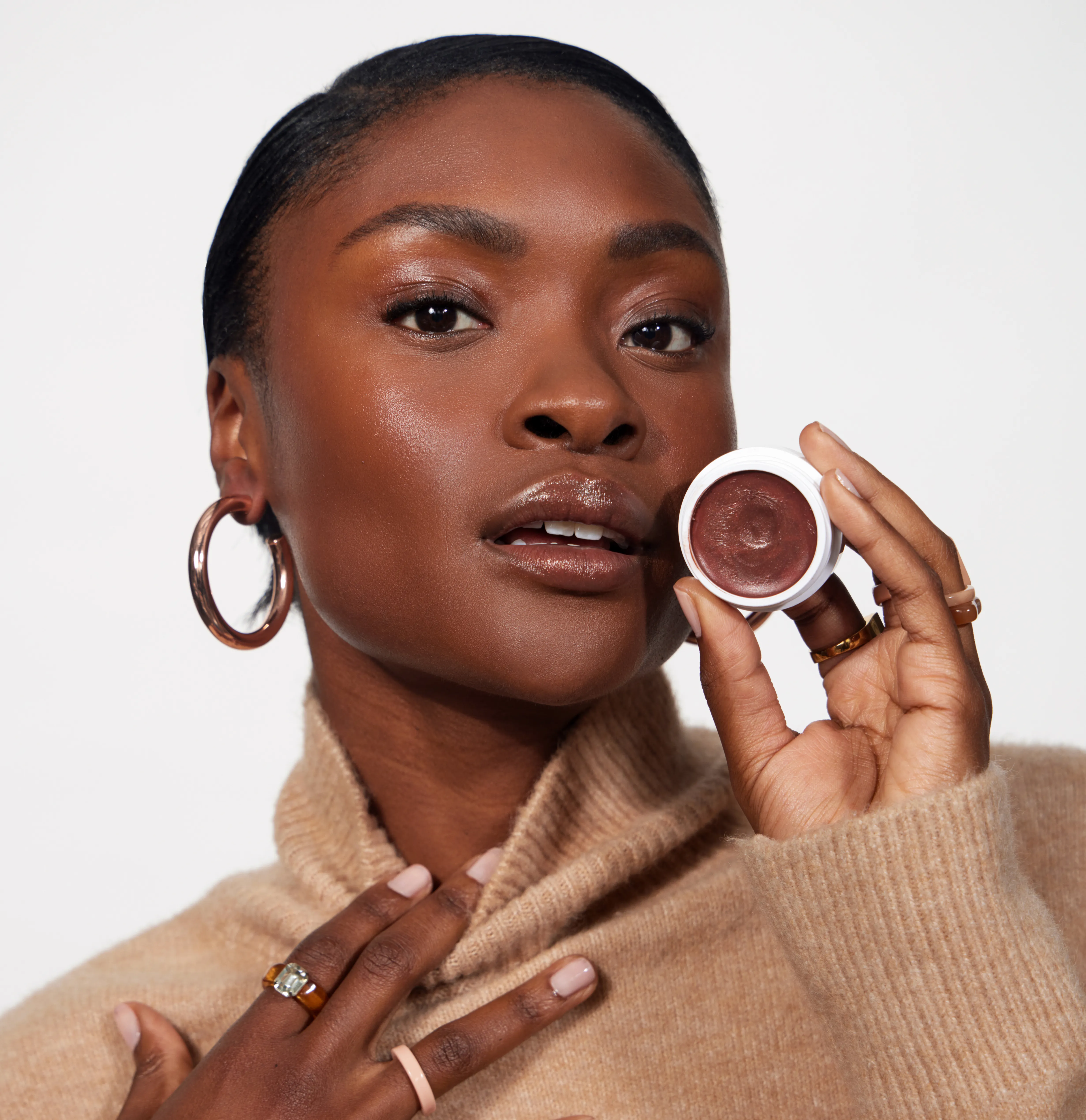 <span style='font-size: 44px; font-weight: 600;'>2.</span>
Your Glow 
Looks Natural 
Because It Is