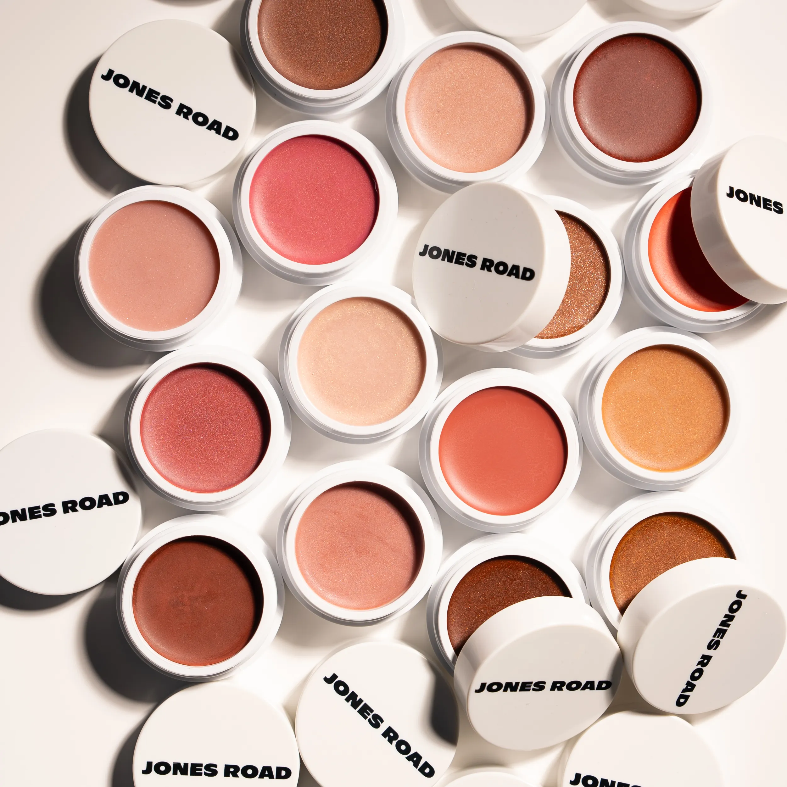 <span style='font-size: 44px; font-weight: 600;'>3.</span>
Endless 
Looks, One 
Versatile Formula