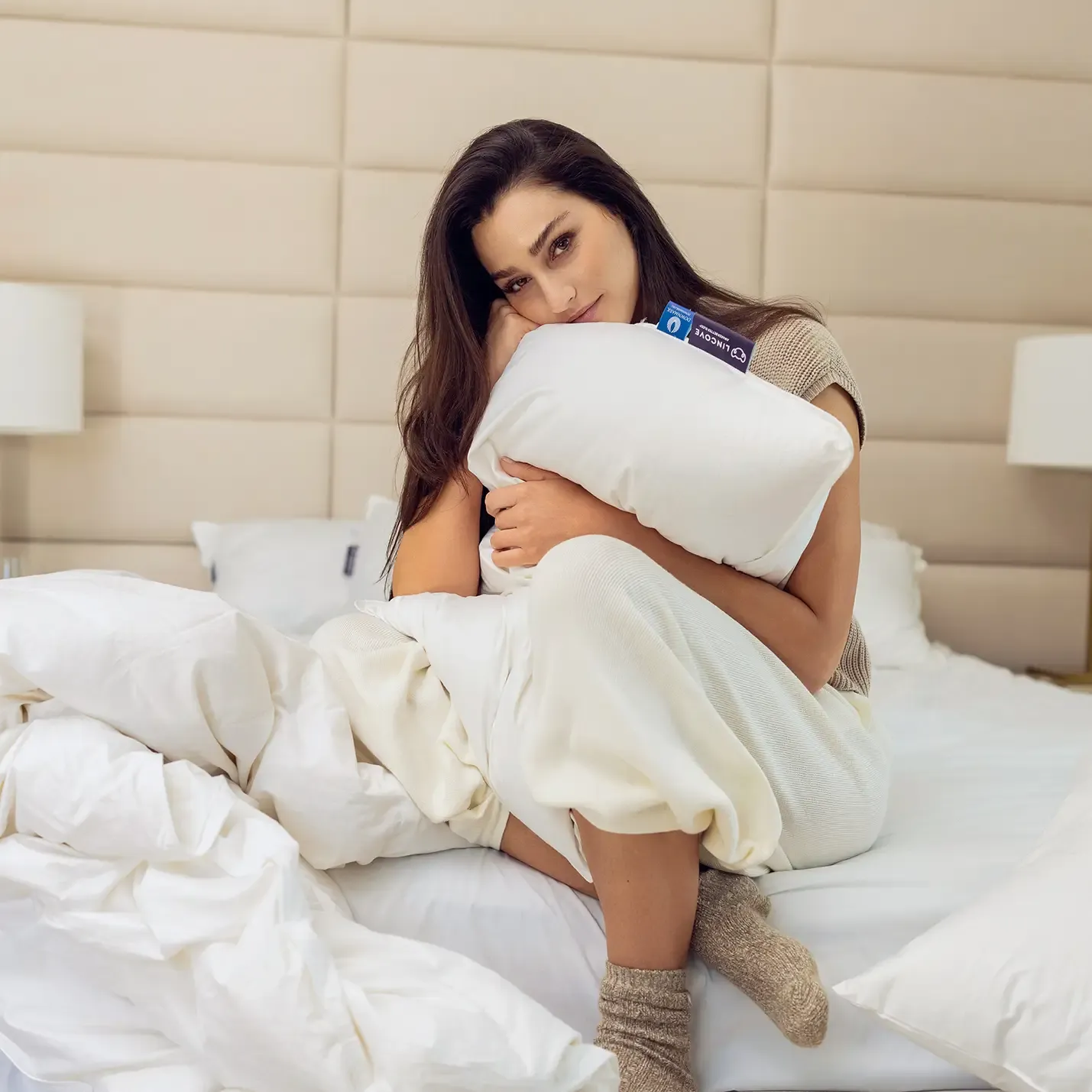 <span style='display:block;text-align:center;color:#000000;font-family:Ethereal;font-size:30px;font-weight:500;line-height:1.12;letter-spacing:-0.01em;'>We recommend the Medium Signature Down Pillow.</span>