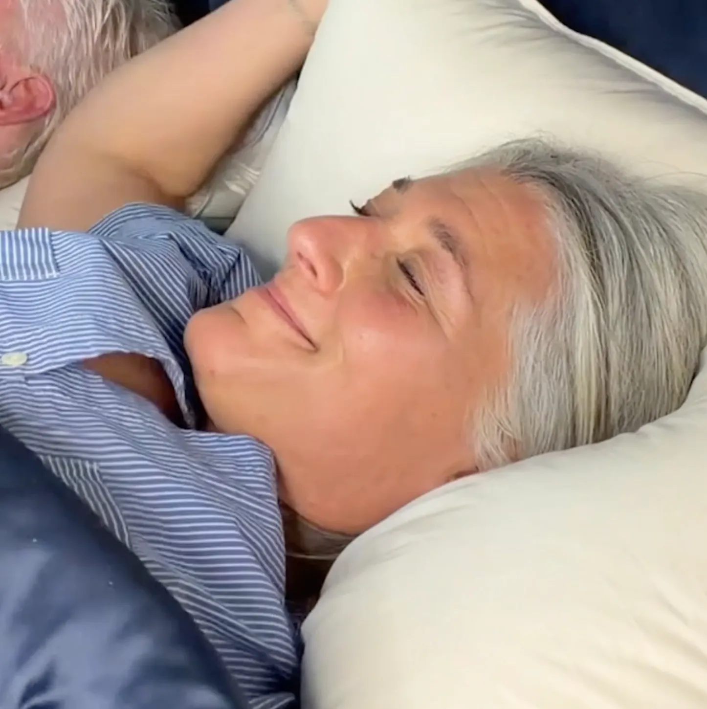 <span style='display:block;color:#000000;font-family:Ethereal;font-size:34px;font-weight:500;line-height:1.15;letter-spacing:-0.01em;'>The Soft Cloud™ Canadian Down Pillow</span>
