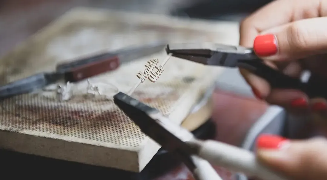 What Makes Personalized Jewelry Fade-Resistant?