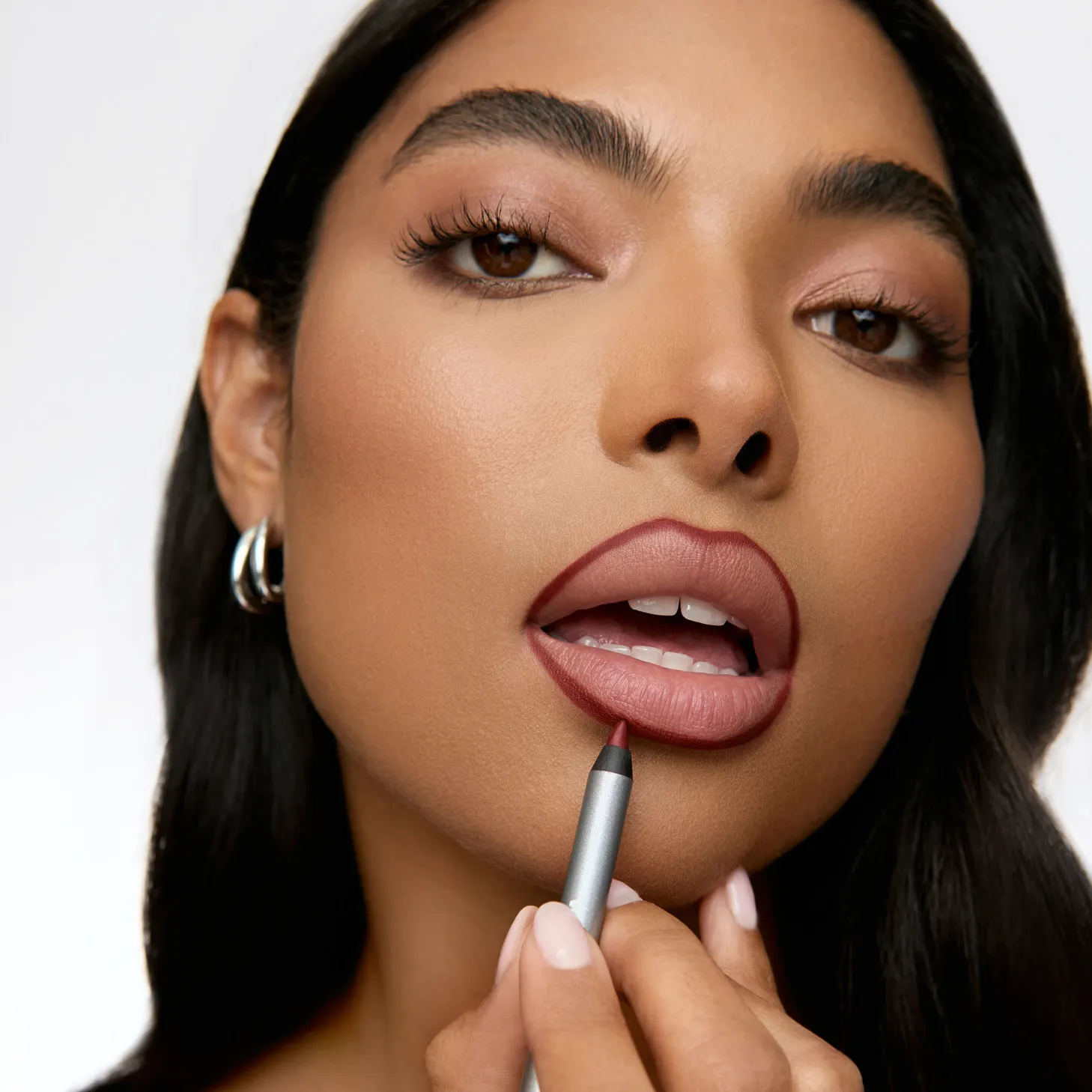 <p style='font-weight:500;'>Line: Define your lip shape</p>