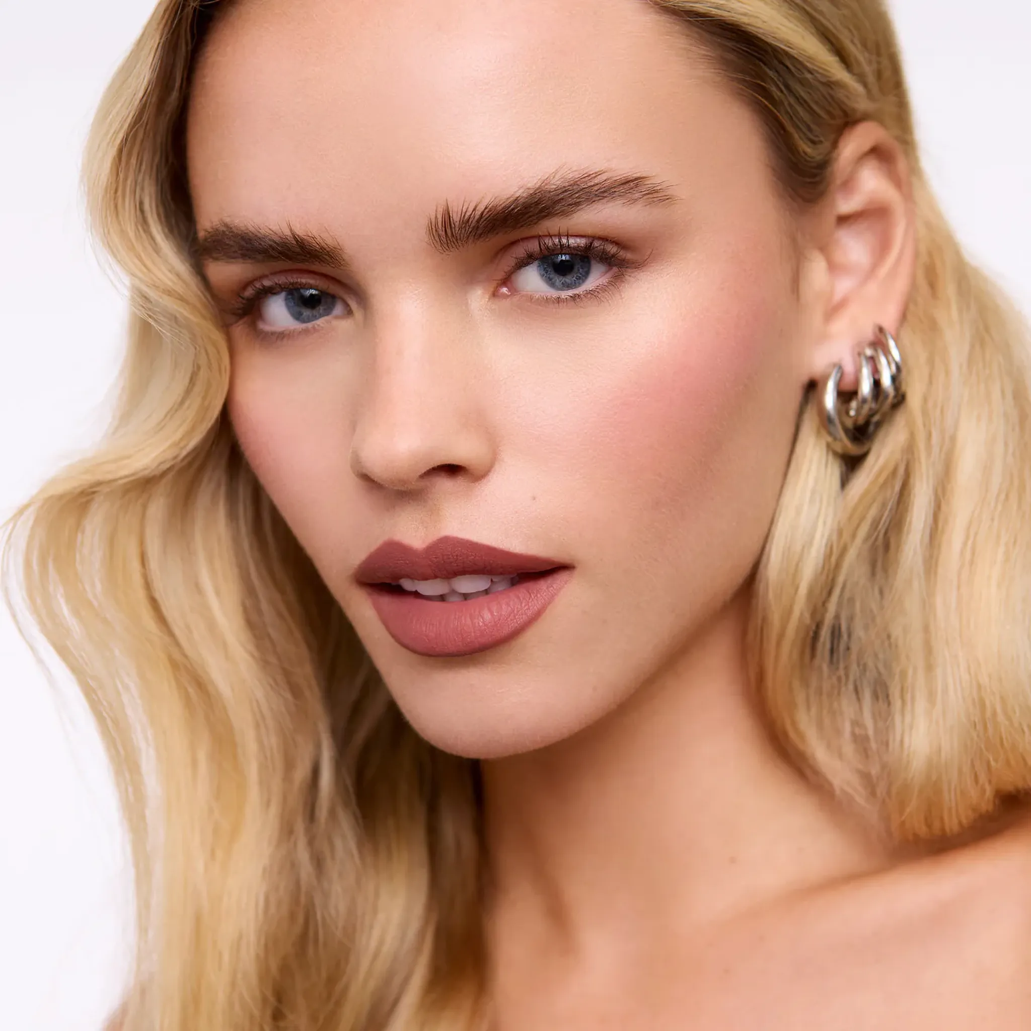 <span style='font-weight:800;'>Fill</span>: Color your entire lip